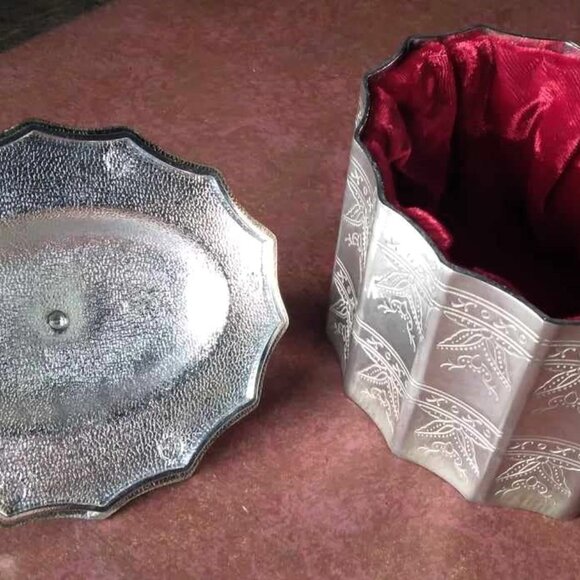 Godinger Silver Plated Etched Scalloped Pineapple Finial Lidded Trinket Box - Picture 2 of 11